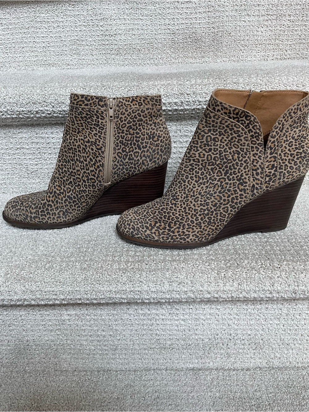 Lucky Brand Yabba Leopard Print Leather Stacked Wooden Heel Booties Size 11M - Picture 4 of 14